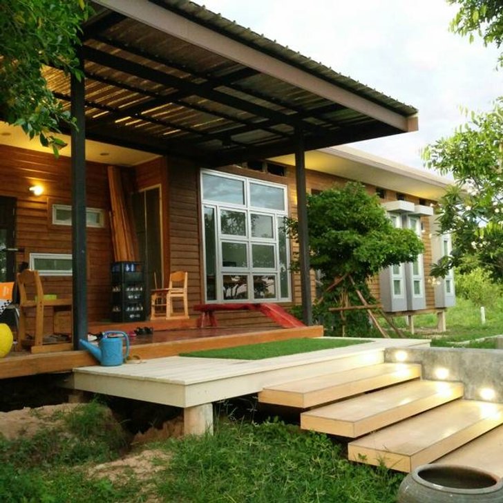 บ้านไม้โมเดิร์นสไตล์: บ้านและที่อยู่อาศัย by D-Built รับออกแบบสร้างบ้าน