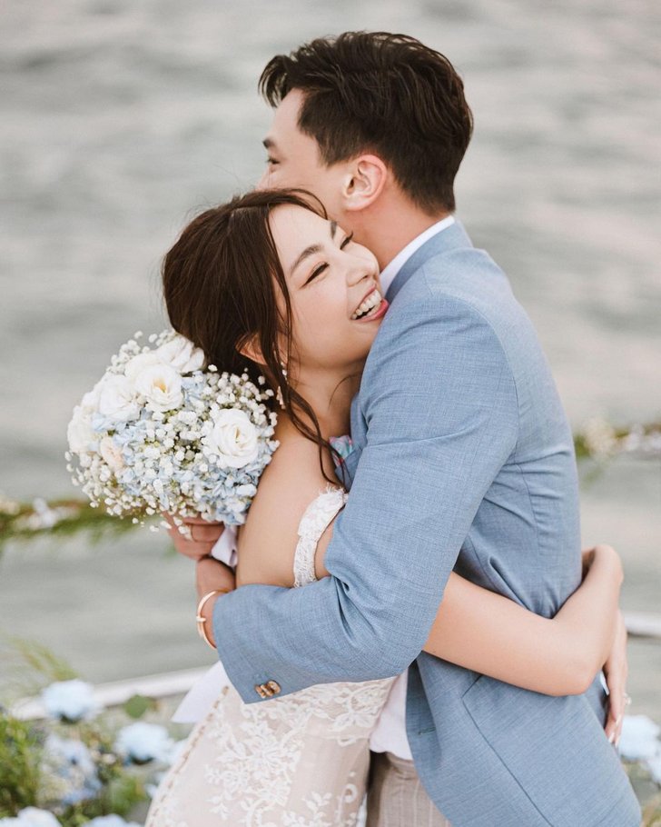 ดาราแต่งงานชื่นมื่นอีกคู่ "พราวฟ้า-เสี่ยโบ๊ท" อย่าลืมแขนเข้าประตูวิวาห์ สินสอดเฝ้าระวังมาก ดาราแต่งงานชื่นมื่นอีกคู่ "พราวฟ้า-เสี่ยโบ๊ท" อย่าลืมแขนเข้าประตูวิวาห์ สินสอดเฝ้าระวังมาก