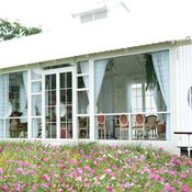 Memory House Cafe โรงนาสีขาวในทุ่งหญ้า