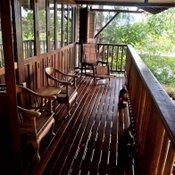 บ้านไม้ยกพื้นสูงสไตล์ดั้งเดิม โปร่งโล่งรับลมได้เต็มที่ เหมาะสำหรับวิถีชีวิตแบบสโลว์ไลฟ์