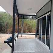 บ้านน็อคดาวน์ขนาดกะทัดรัด ฟังก์ชันเรียบง่าย สวยงามเหมือนบ้านปูน 2 ห้องนอน 1 ห้องน้ำ งบประมาณ 550000 บาท