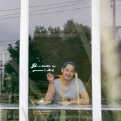 “On a Cloud cafe” คาเฟ่สีน้ำเงิน ดีไซน์อบอุ่นเหมือนบ้านของ “เพชร กรุณพล”