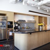 “WeWork” สปริง ทาวเวอร์ พื้นที่ทำงานเวิร์กๆ ให้ความรู้สึกอบอุ่นเป็นกันเองเหมือนอยู่บ้าน