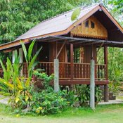 บ้านสวนราคาประหยัดสไตล์ไทยโบราณ โครงสร้างยกพื้นสูงมีใต้ถุน งบประมาณไม่เกิน 4 แสนบาท