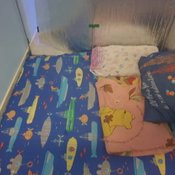 DIY สุดเจ๋ง “ห้องทำงานและห้องนอนเย็นเจี๊ยบ” ดีไซน์กะทัดรัด อยู่ได้ทุกสภาพอาคาร ทั้งบ้านและหอพัก ราคาไม่แพง