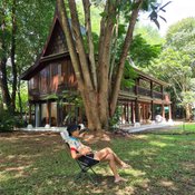 ร่มรื่นมาก “บ้านตุ๊ก จันทร์จิรา” บ้านครึ่งปูน ครึ่งไม้ ใต้ถุนสูง มองเห็นทิวเขา