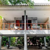 บ้านสวนสไตล์โมเดิร์นลอฟท์ ดีไซน์ปูนเปลือยสุดอาร์ต โดดเด่นท่ามกลางต้นไม้เขียวชอุ่ม