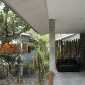 บ้านสวนสไตล์โมเดิร์นลอฟท์ ดีไซน์ปูนเปลือยสุดอาร์ต โดดเด่นท่ามกลางต้นไม้เขียวชอุ่ม