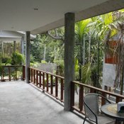บ้านสวนสไตล์โมเดิร์นลอฟท์ ดีไซน์ปูนเปลือยสุดอาร์ต โดดเด่นท่ามกลางต้นไม้เขียวชอุ่ม