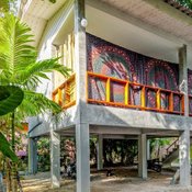 บ้านสวนสไตล์โมเดิร์นลอฟท์ ดีไซน์ปูนเปลือยสุดอาร์ต โดดเด่นท่ามกลางต้นไม้เขียวชอุ่ม