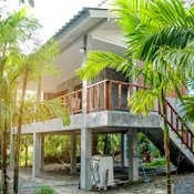 บ้านสวนสไตล์โมเดิร์นลอฟท์ ดีไซน์ปูนเปลือยสุดอาร์ต โดดเด่นท่ามกลางต้นไม้เขียวชอุ่ม