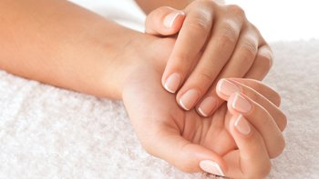 รวมเด็ด 7 เคล็ดลับ "การดูแลเล็บและมือ" จากนางแบบมือ