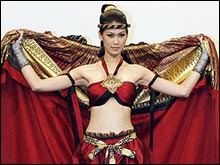 แก้ม กวินตรา โพธิจักร ในชุดประจำชาติ