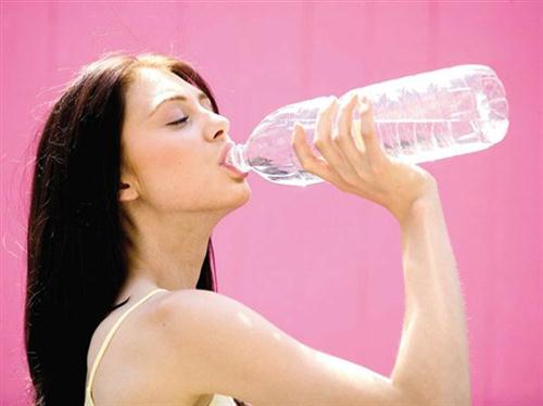 ดื่มน้ำอย่างถูกวิธี เนรมิตผิวสวยใสได้ดั่งใจ