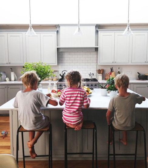 9 มารยาทบนโต๊ะอาหารที่คุณแม่ยุคใหม่สอนให้ลูกทำตามได้อย่างแสนง่าย