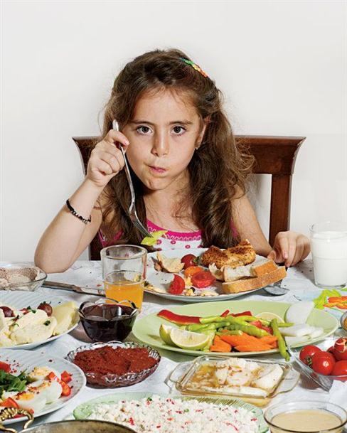 9 มารยาทบนโต๊ะอาหารที่คุณแม่ยุคใหม่สอนให้ลูกทำตามได้อย่างแสนง่าย