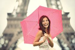 ต้อนรับหน้าฝนด้วยแฟชั่นสุดเริดสีสันสดใส