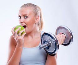 ไขข้อสงสัย! อยากออกกำลังกายให้เต็มประสิทธิภาพ ควรกินอาหารก่อนหรือหลังดี?