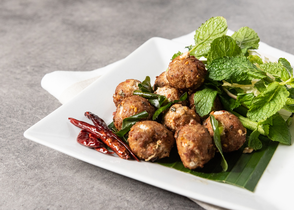 แจกสูตรลาบหมูทอด เมนูปาร์ตี้สุดฮิต กินเพลินจนหยุดไม่อยู่!