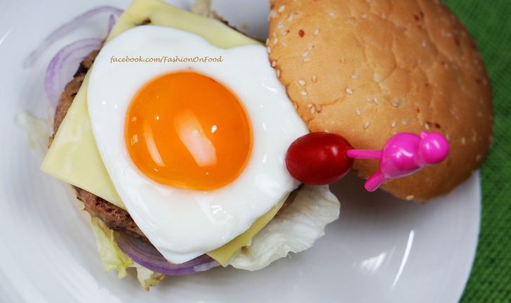 ลองทำ Cheese Burger หมู+ไข่ดาวรูปหัวใจฉบับโฮมเมด ฉลองวาเลนไทน์กับที่รักกันค่า