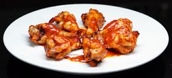 แกะสูตร BBQ Chicken Wings หรือปีกไก่บาร์บีคิวที่ขายตามร้านพิซซ่าดัง เค้าทำกันยังไงน้า วันนี้แม่ครัวช