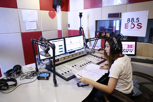 ฟางข้าว The Voice หนึ่งในดีเจของคลื่น 88.5 E-D-S Everyday Station