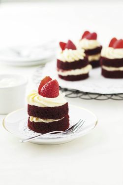 Strawberry Red Velvet Cake บัตเตอร์เค้กสีแดงสด