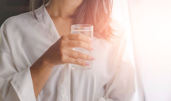 5 ประโยชน์เพื่อสุขภาพที่ดีจากการดื่มน้ำหลังตื่นนอน