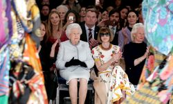 อึ้งทั้งวงการแฟชั่น! เมื่อ 'ควีนเอลิซาเบธที่ 2' ปรากฏตัวที่งาน London Fashion Week