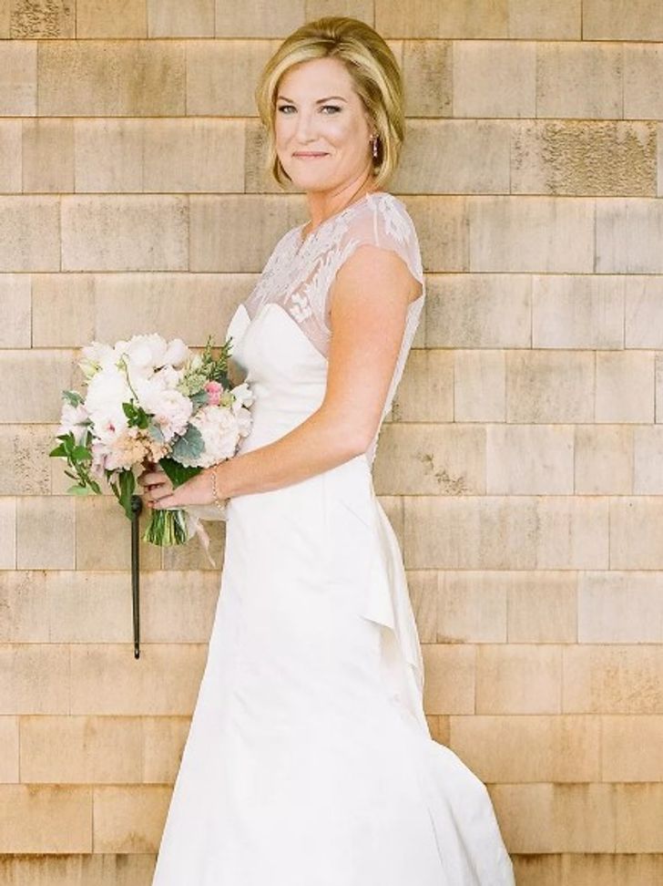 Short blonde bob wedding hairstyle