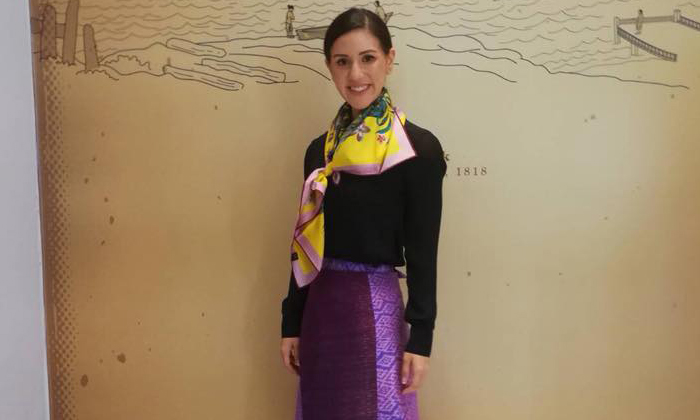 "ร.อ.เจสสิกา เทต" ในชุดผ้าไทย ชมนิทรรศการ "งามสมบรมราชินีนาถ"