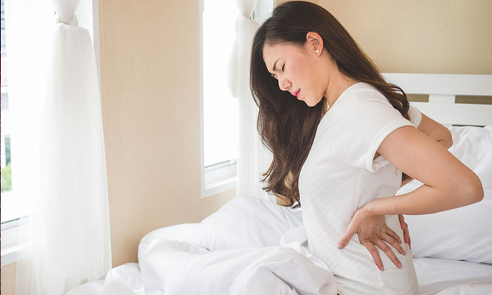 7 สาเหตุของ อาการปวดหลังในผู้หญิง ที่อาจไม่ได้เกิดจากแค่ที่หลัง