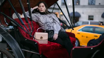 ปังทุกลุค "วี วิโอเลต" ลุคสดใสสไตล์สาว "COACH" ส่งท้าย New York Fashion Week 2019
