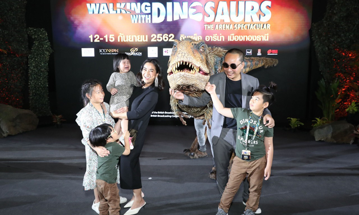 ครอบครัวดารา ตื่นตะลึง "Baby T-Rex" ประชิดตัว ก่อนพาฝูงไดโนเสาร์บุกเมืองไทยเร็วๆ นี้