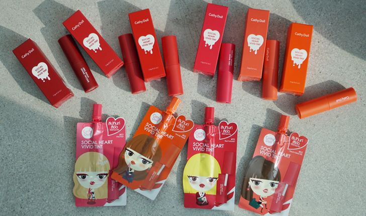 ปาดสีปากให้สวยเป๊ะ ด้วยลิปสติกสีชัด แน่น หลักสิบ หลักร้อยจาก "Cathy Doll"