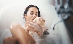 5 พฤติกรรมการอาบน้ำแบบผิดๆ ทำลายผิวให้พังโดยไม่รู้ตัว