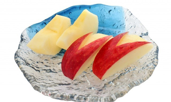 ป้องกันแอปเปิ้ลที่ปอกเปลือกแล้วเปลี่ยนเป็นสีน้ำตาลอย่างได้ผลดีแบบคนญี่ปุ่น
