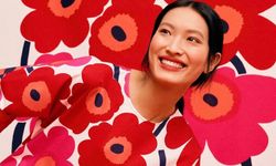 อัปเดตแฟชั่นชุดแดง ใส่อย่างไรให้มงลงรับตรุษจีน จากแบรนด์ Marimekko