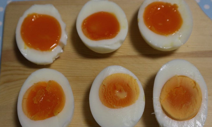 เคล็ดลับการต้มไข่ให้อร่อย ปอกเปลือกง่าย ๆ และผ่าไข่ให้สวยแบบฉบับคนญี่ปุ่น