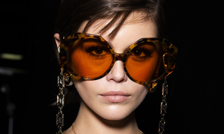 Luxottica Group จับมือกับ Versace ต่อสัญญาผลิตแว่นตา