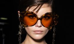 Luxottica Group จับมือกับ Versace ต่อสัญญาผลิตแว่นตา