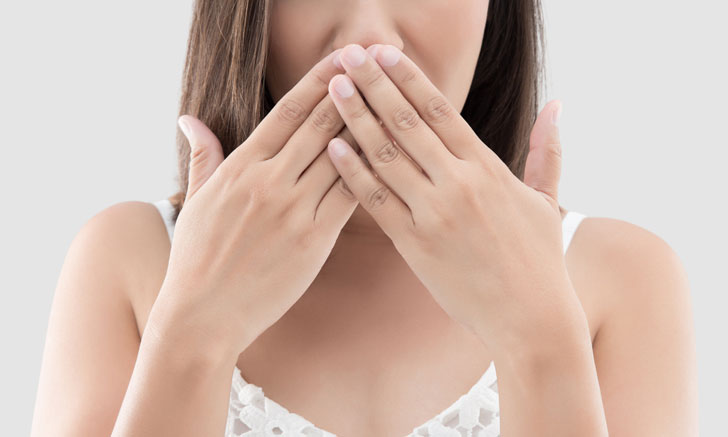 กลิ่นปากไม่ใช่เรื่องเล็ก แนะนำ 6 วิธีดับกลิ่นปากแบบเร่งด่วน