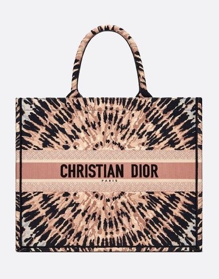 กระเป๋า $3,500 (105,210 บาท) จาก Dior
