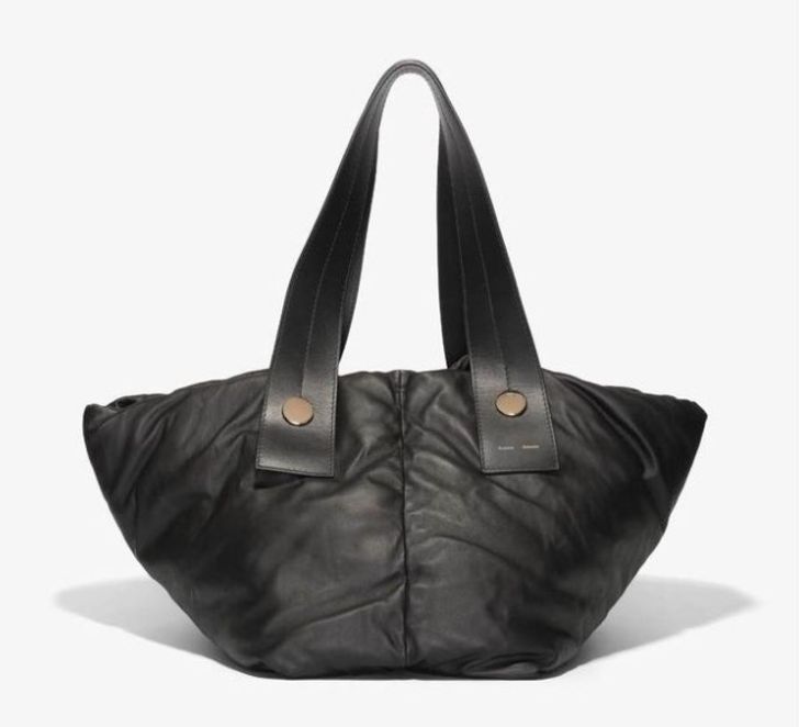 กระเป๋า $2,495 (74,999 บาท) จาก Proenza Schouler