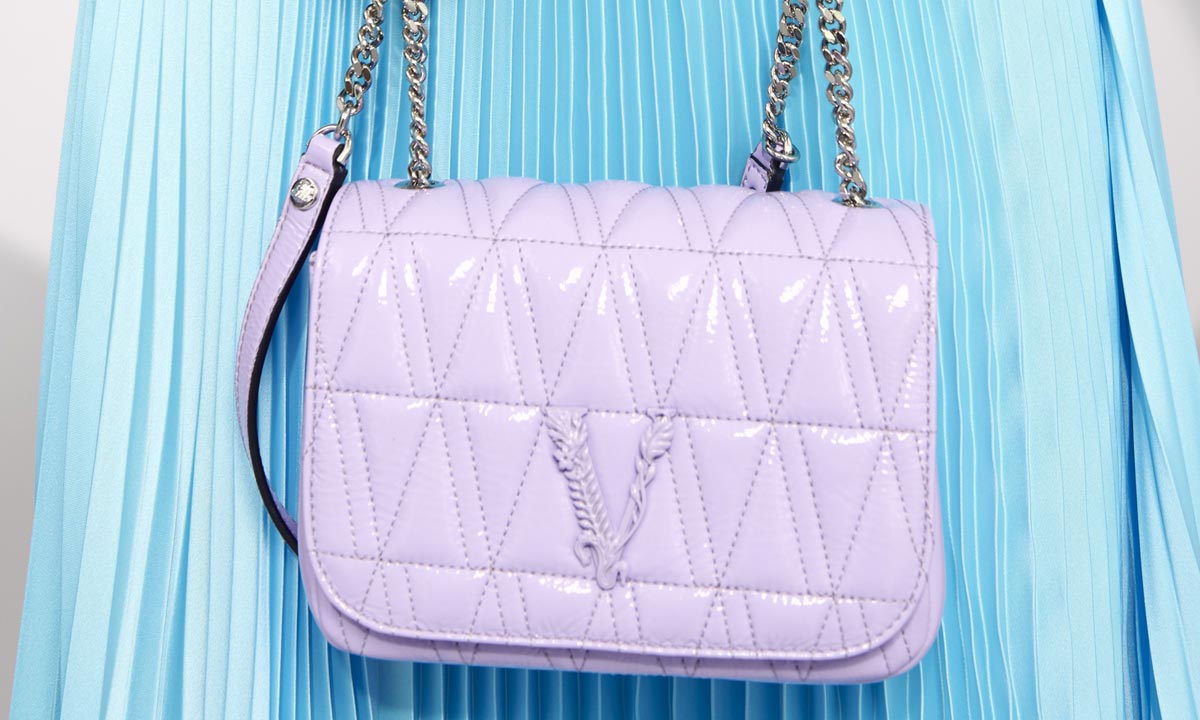 กระเป๋า Virtus ไอเทมสุดหวานโทนสีพาสเทล จาก Versace คอลเลกชัน Flash21