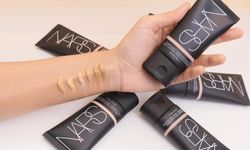 รองพื้นสูตรมอยส์เจอไรเซอร์ ปกป้อง บำรุง และปกปิดผิวได้ในหนึ่งเดียวจาก NARS