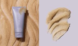 บอดี้สครับสุดปัง เผยผิวเนียนโกลว์หลังอาบน้ำจาก Fenty Skin