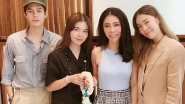 นั่นแม่หรือพี่สาว เทียบช็อต "คุณแม่ส้ม ชนัดดา" กับลูกๆ "แพร-พีช-พาย จิราธิวัฒน์"