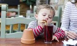 5 เรื่องควรรู้เกี่ยวกับการดื่มน้ำอัดลมในเด็กอายุต่ำกว่า 6 ปี