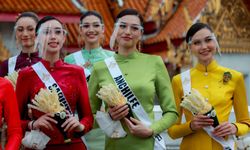 30 สาวงาม "มิสยูนิเวิร์สไทยแลนด์ 2021" สวมชุดไทยจิตรลดาสุดสง่า ทำบุญตักบาตร